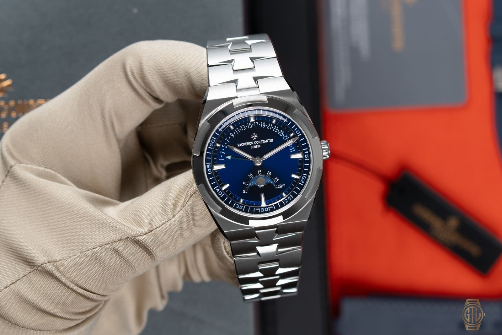 2026 Vacheron Constantin Overseas Moon Phase Retrograde Date Ref. 4000V, photo 3 of 11